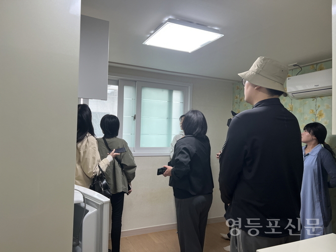 년들이 임장 체험 프로그램에 참여하고 있다.