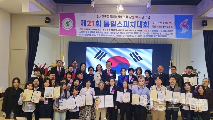 안준희 총재가 심사위원, 수상자들과 기념 촬영.