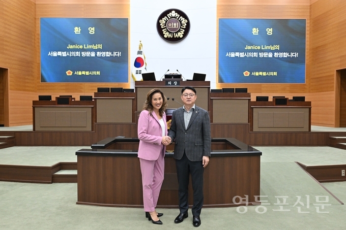 김춘곤 시의원이 제니스 림 시장과 기념 촬영.