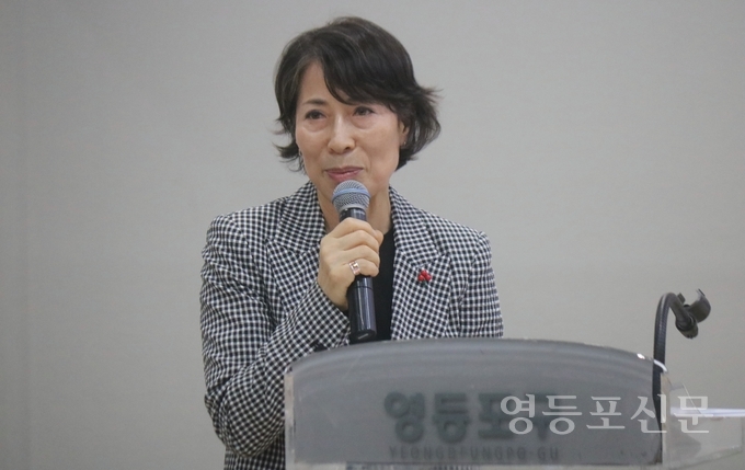 박영숙 관장이 복지관 연혁 및 현황에 대해 보고하고 있다.