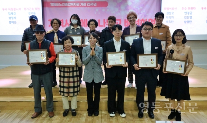 박영숙 관장이 구의장상 전수 후 수상자들과 기념 촬영.