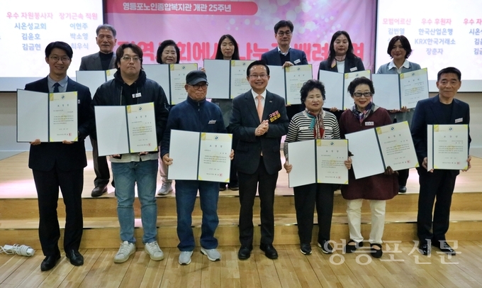최호권 구청장이 수상자들과 기념 촬영.
