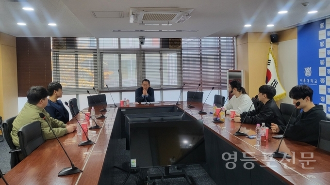 김용무 청장이 전문연구요원들을 격려하고 있다.