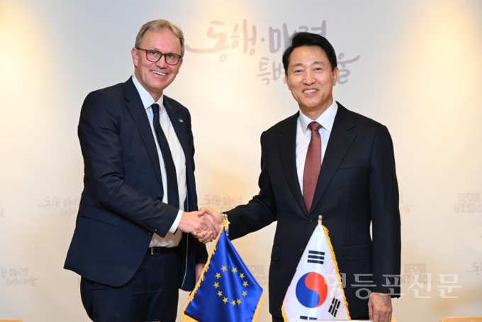 오세훈 시장이 유럽의회 교통관광위원회 옌스 기에세케 대표단장과 기념 촬영.