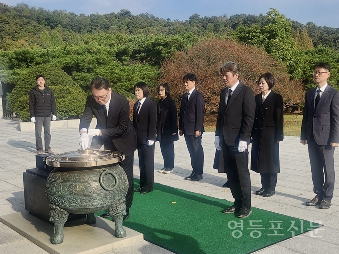 이승우 서울보훈청장이 국립서울현충원에서 분향하고 있다.