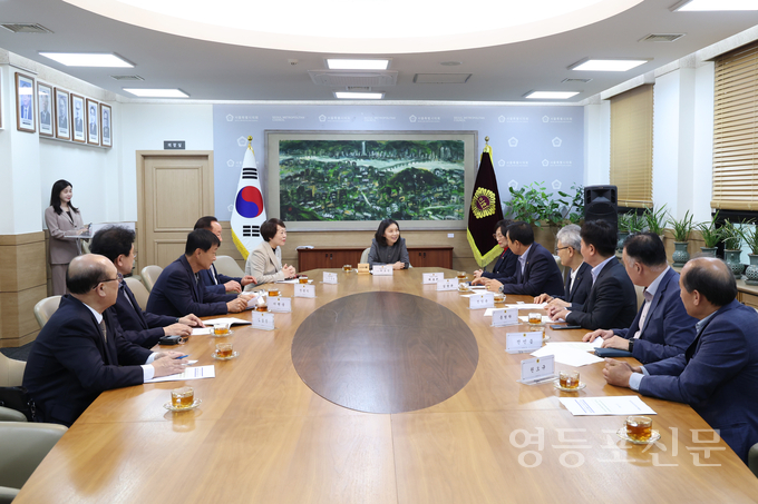 간담회가 진행되고 있다. 