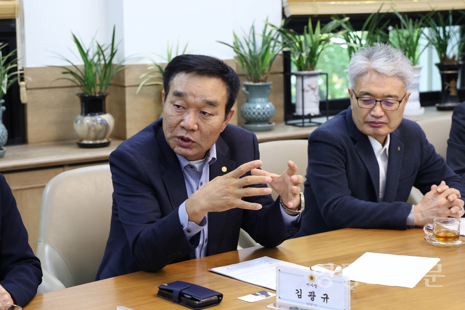 김광규 이사장이 최호정 의장에게 자동차 정비업계의 어려움에 대해 설명하고 있다.