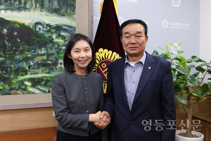 김광규 이사장이 최호정 의장과 기념 촬영.