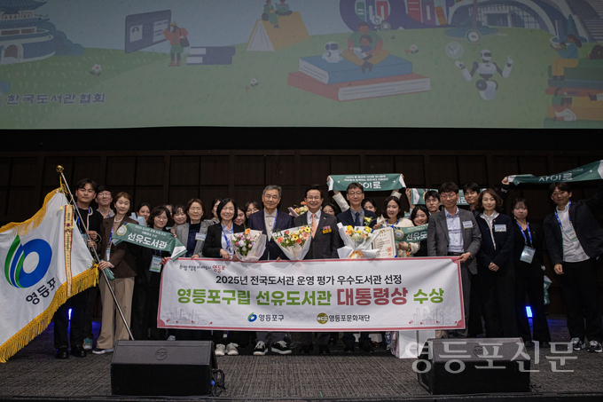 최호권 구청장이 관계자들과 대통령상 수상 후 기념 촬영.