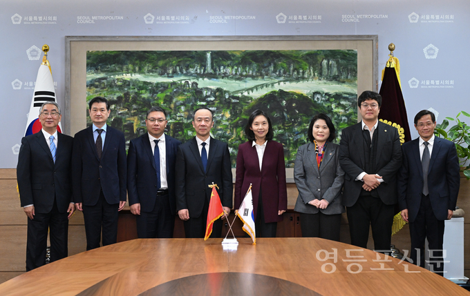 최호정 의장이 린제 주임 위원 등 관계자들과 기념 촬영.