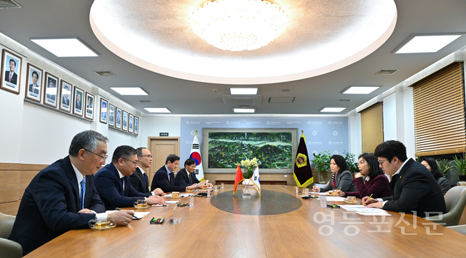 최호정 의장이 상하이인대 대표단과 면담하고 있다.