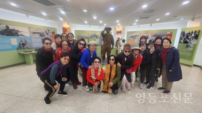 영등포동 통장들이 에티오피아한국전참전기념관에서 기념 촬영.