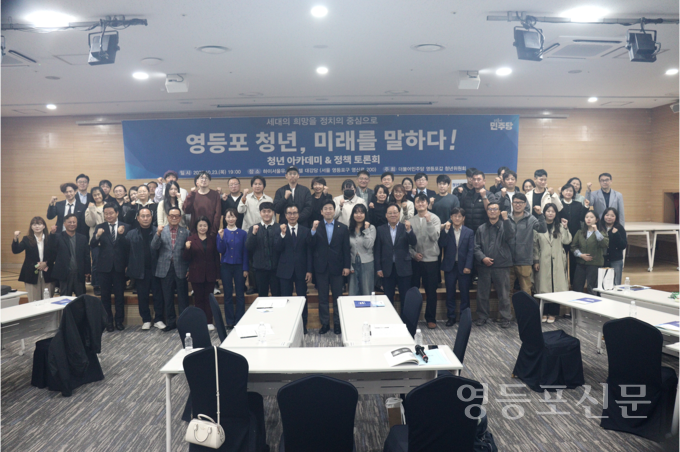 전승관 청년위원장이 관계자 및 참석자들과 기념 촬영.