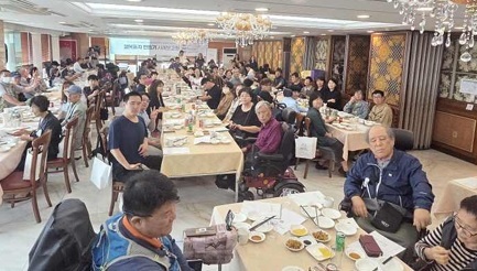 사례보고회 참석자들이 기념 촬영을 하고 있다. 