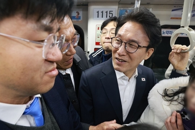 김민석 국무총리, 김포 골드라인 열차 탑승