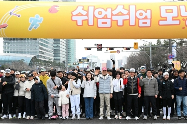 운동장 된 여의대로...뛰고, 걷고, 자전거 타고 '쉬엄쉬엄 모닝'