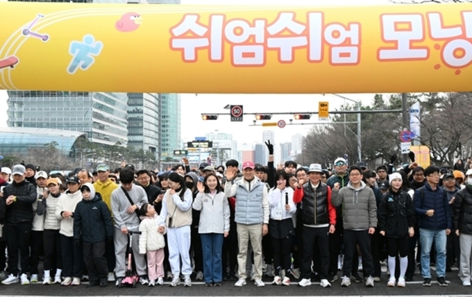 운동장 된 여의대로...뛰고, 걷고, 자전거 타고 '쉬엄쉬엄 모닝'