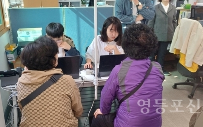 [포토] 고유가 피해지원금을 신청하는 주민들